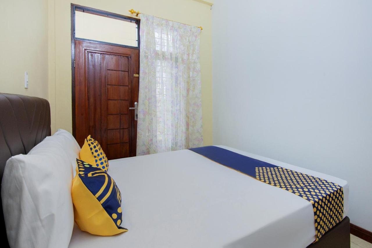 Spot On 2076 Hotel Stadion Berastagi Kültér fotó