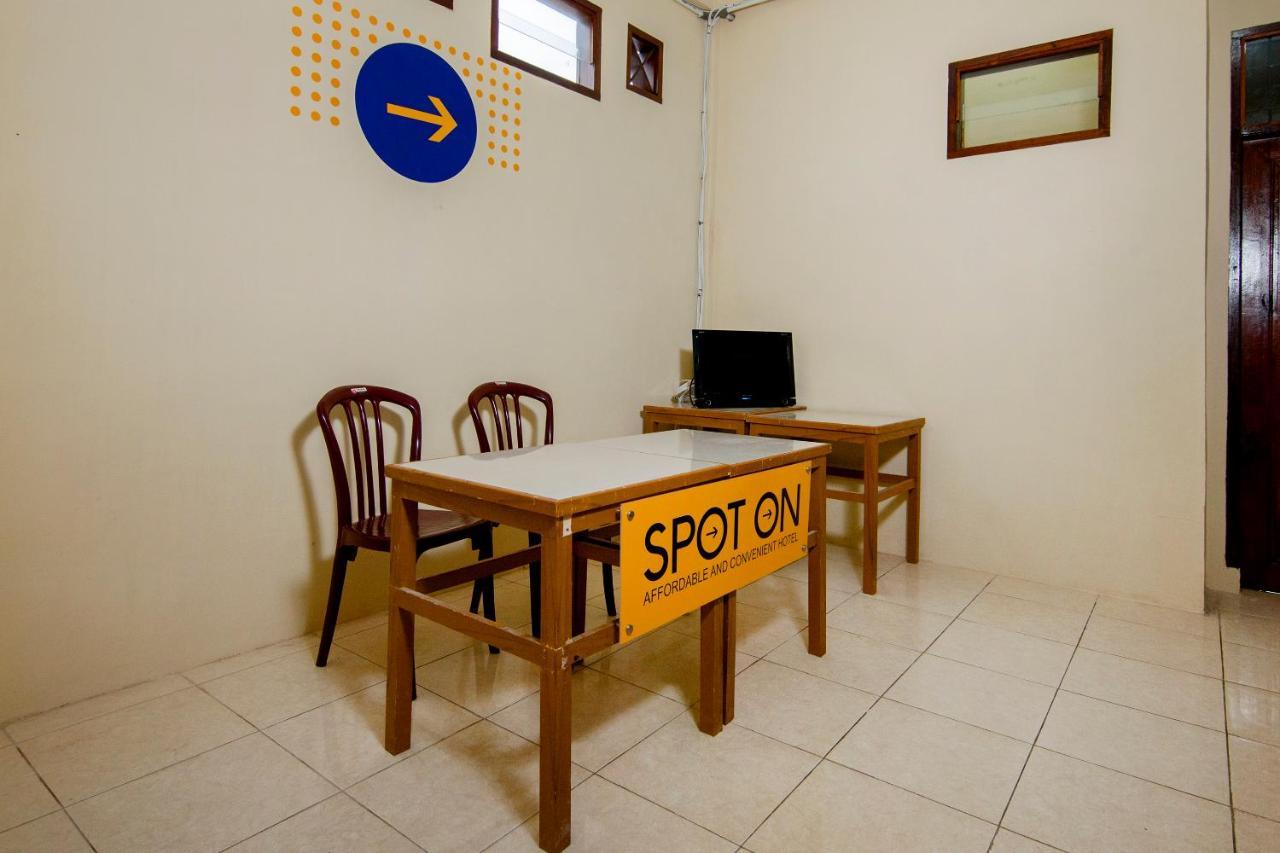 Spot On 2076 Hotel Stadion Berastagi Kültér fotó