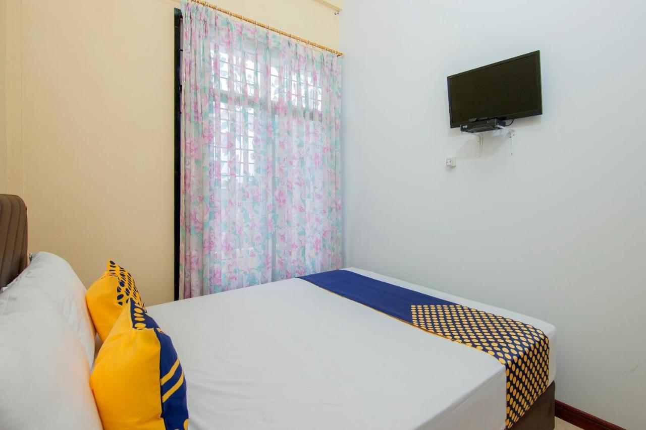 Spot On 2076 Hotel Stadion Berastagi Kültér fotó
